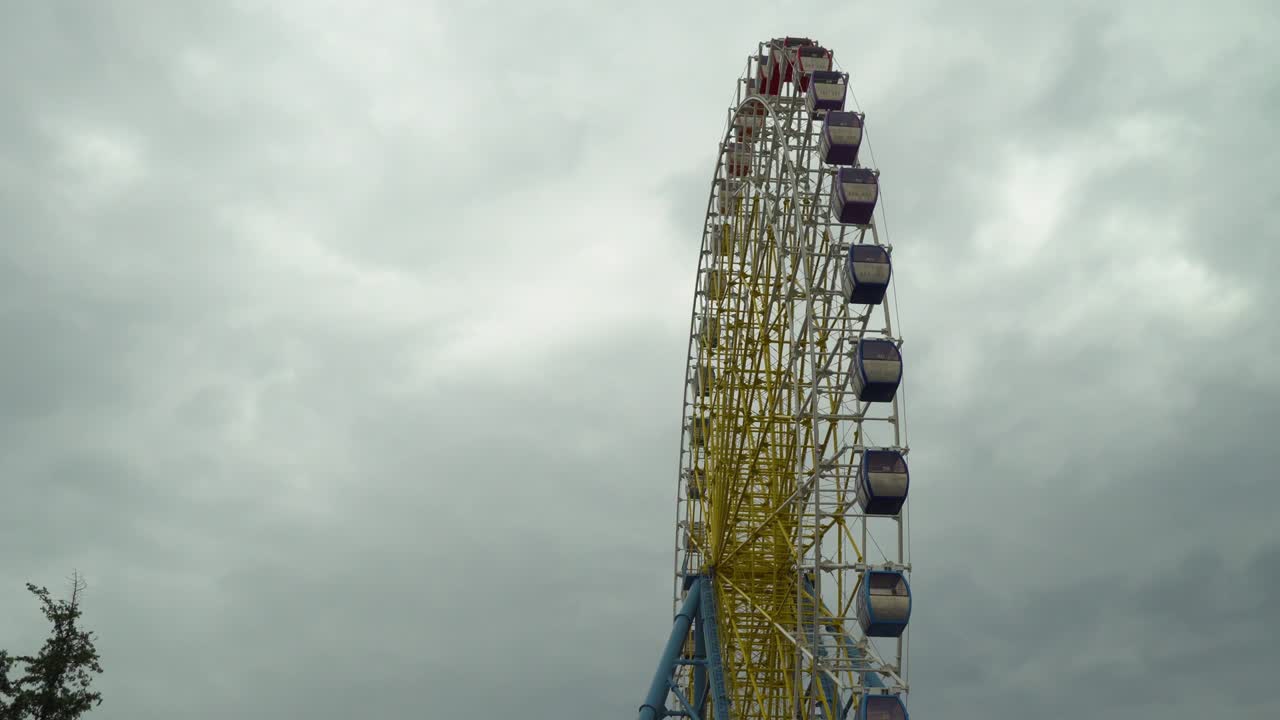 파리스 은 구름과 구름이 가득한 하늘을 향해 니다. 따뜻한 색, 낮빛.