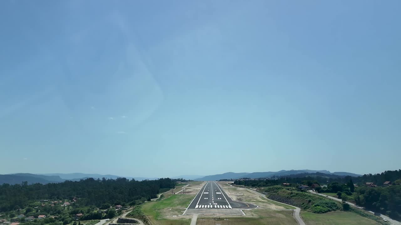 pilot pov inmersivo en tiempo real aterrizando en el aeropuerto de vigo en españa, en una mañana soleada
