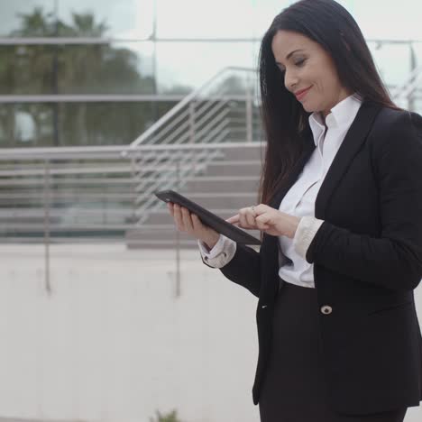 Stylish-businesswoman-using-her-tablet