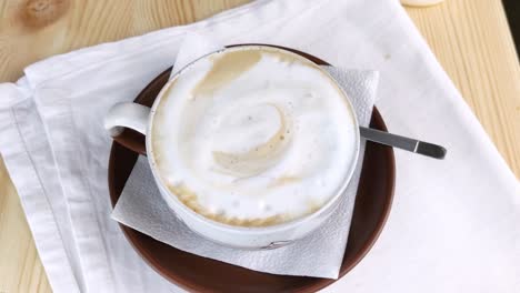 capuchino o latte. café con leche espumosa en taza redonda