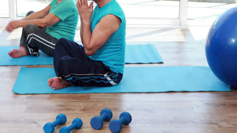 Pareja-Mayor-Haciendo-Yoga