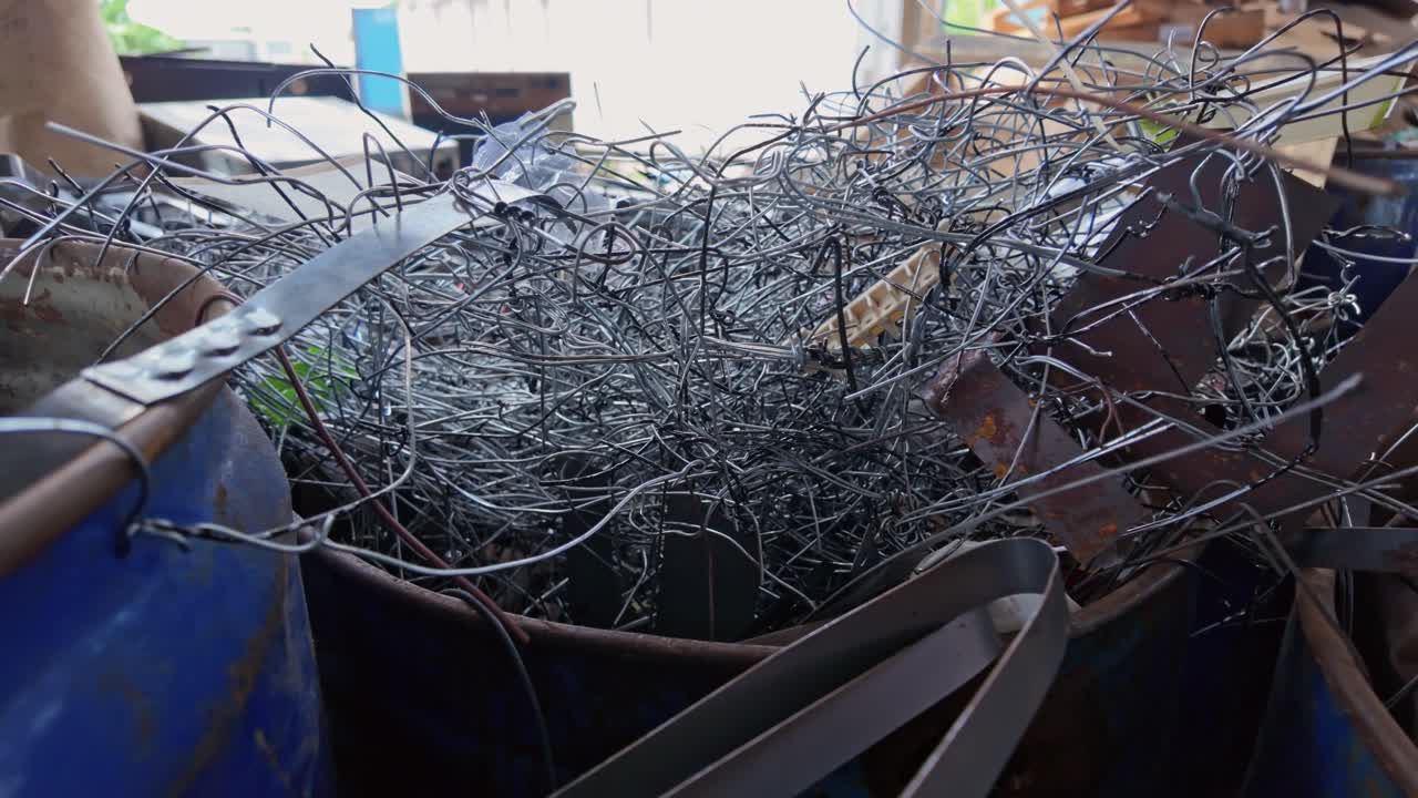 передовые процессы переработки металлов: сортировка, восстановление и повторное использование перерабатываемых металлов на промышленных заводах для содействия устойчивости и уменьшения воздействия на окружающую среду