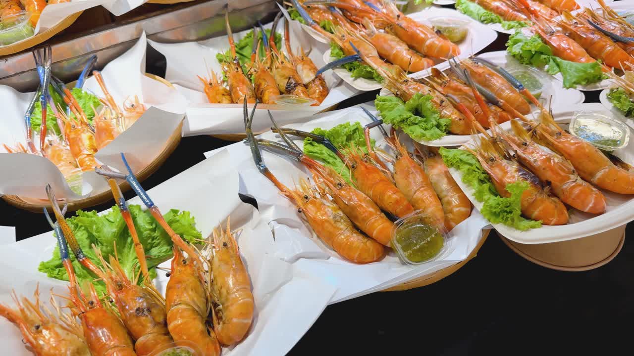 거리 음식 시장 에서 그릴 된 새우