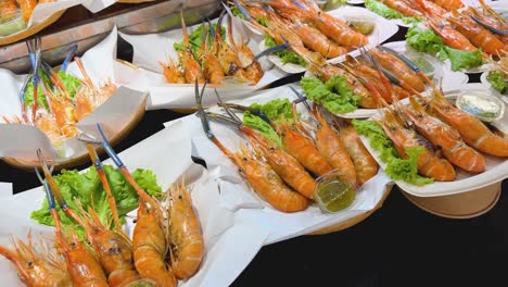 camarones a la parrilla en un mercado de comida callejera
