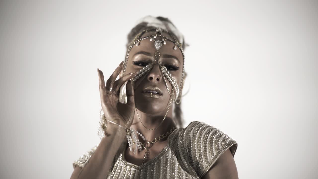 hermosa chica oriental bailando sobre un fondo blanco