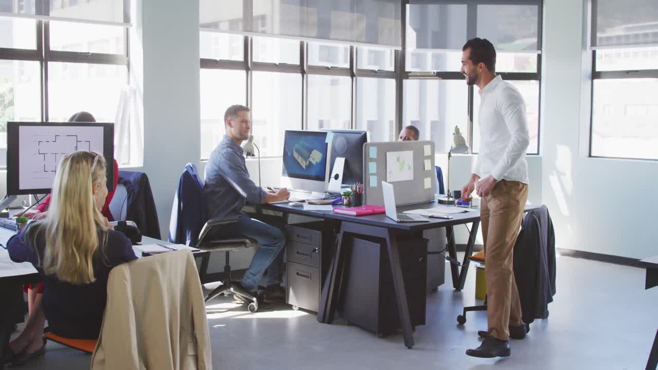 Gente di affari che lavora nell'ufficio moderno