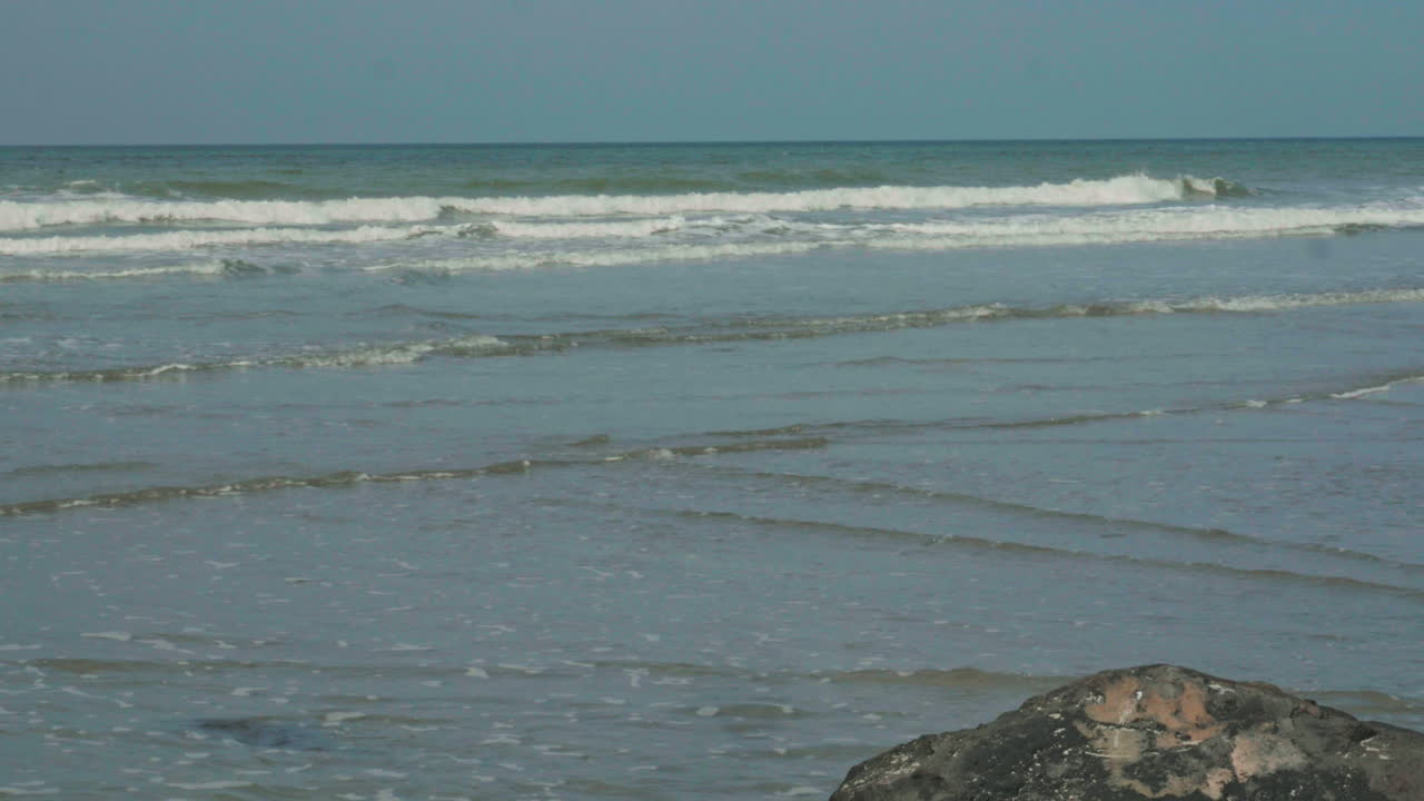vista horizontal del mar con olas espumosas en la superficie