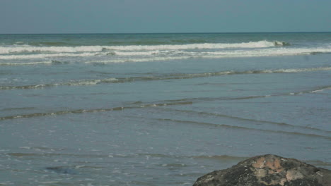 vista horizontal del mar con olas espumosas en la superficie