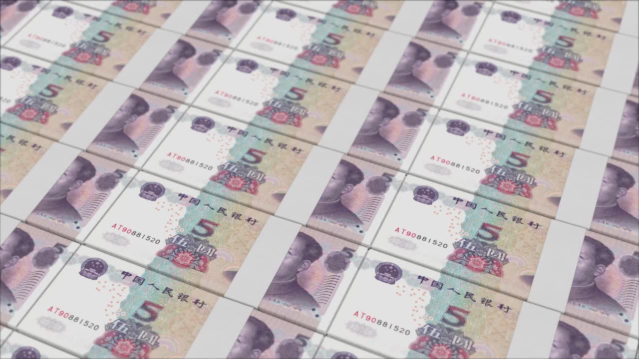 Billetes de 5 renminbi chinos siendo impresos por una prensa de dinero