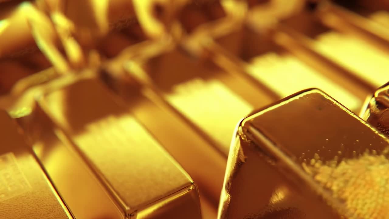 Video ravvicinato di lingotti d'oro lucidi impilati in file, che mostra ricchezza e lusso