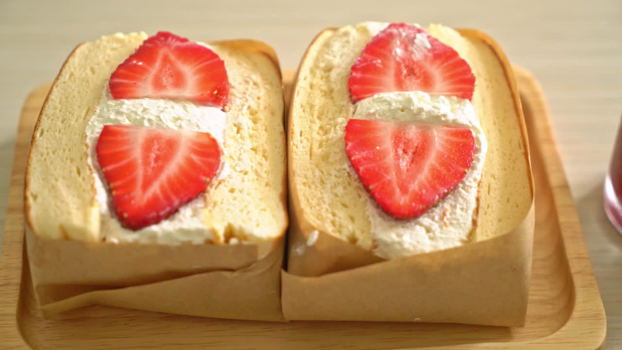 팬케이크 샌드위치 딸기 신선한 크림