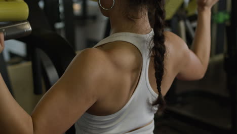 foman entrenando el músculo de la parte superior de la espalda en el gimnasio, primer plano de los músculos, tiro de entrenamiento