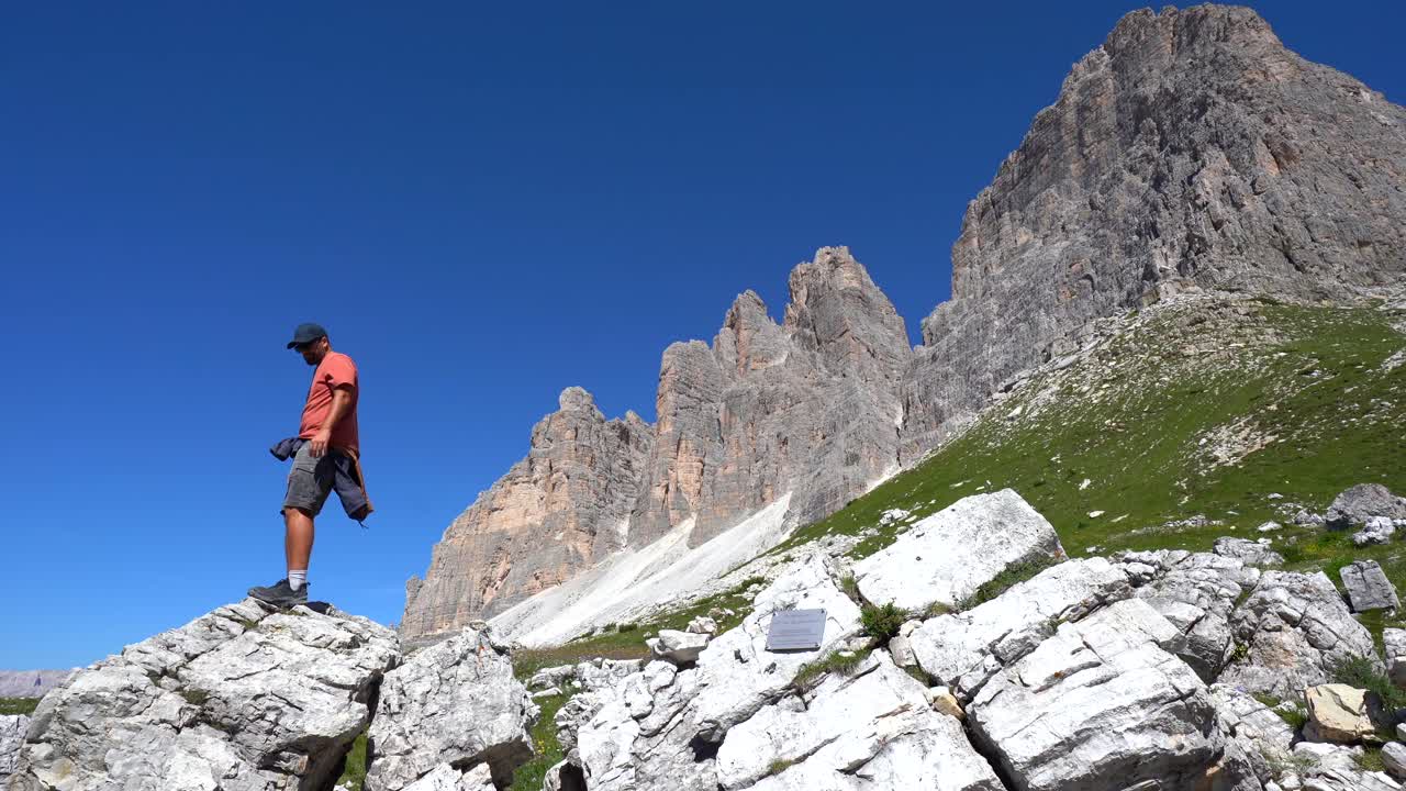 Escursioni turistiche nelle dolomiti ammirando le tre cime di lavaredo in estate