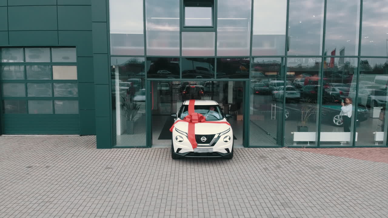 entrega de regalos de coches nuevos en el concesionario
