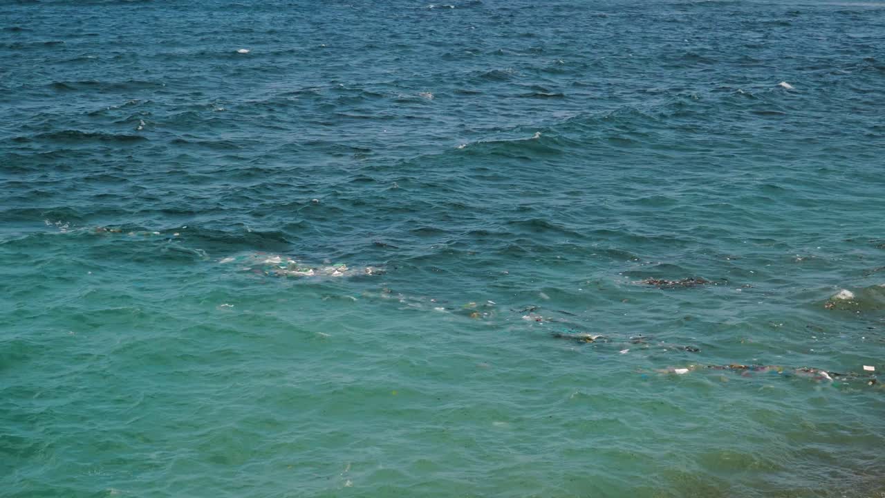 빛에 태평양의 더러운 물의 느린 동작