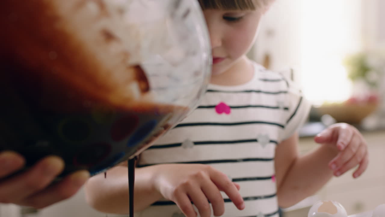 niña feliz ayudando a su madre a hornear en la cocina vertiendo masa en la bandeja de hornear preparando receta de pastel casero en casa