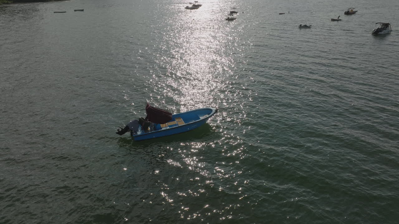 los barcos flotan en el agua en la ciudad de hong kong, china