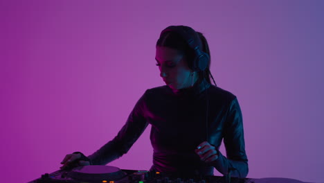 frau djing in einem studio