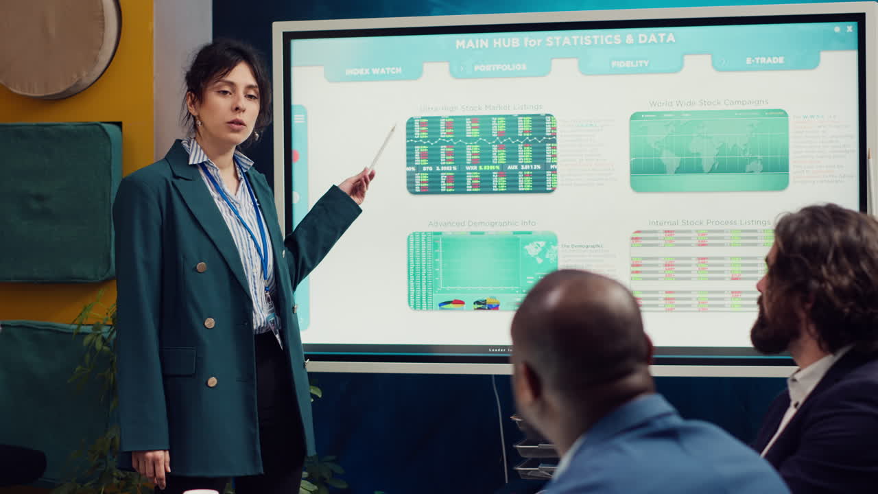 специалист по маркетингу, оценивающий рыночные тенденции, изучая инфографику