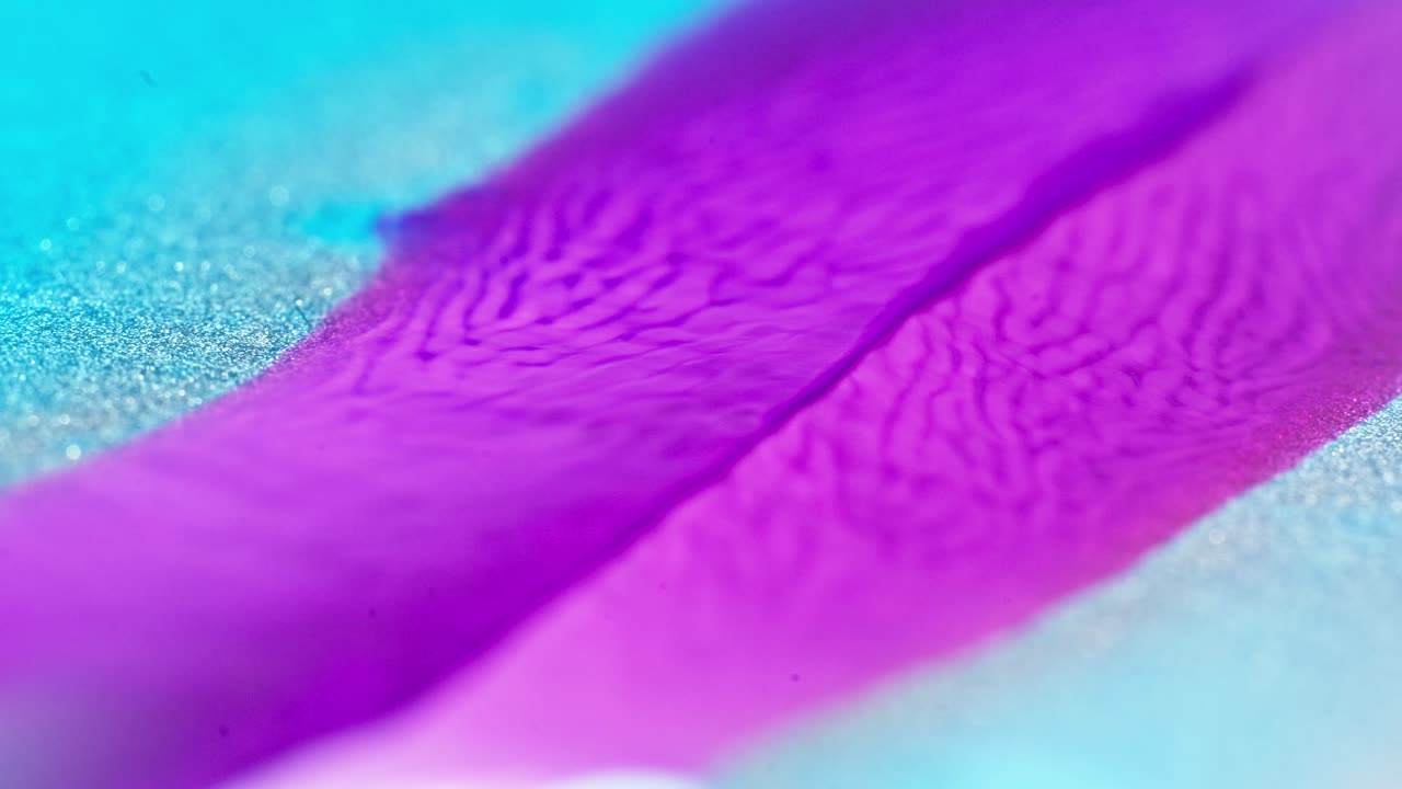 생생한 보라색 잉크는 파란색으로 흐르고 반이는 얼음 효과와 함께 활기찬 강을 았습니다.