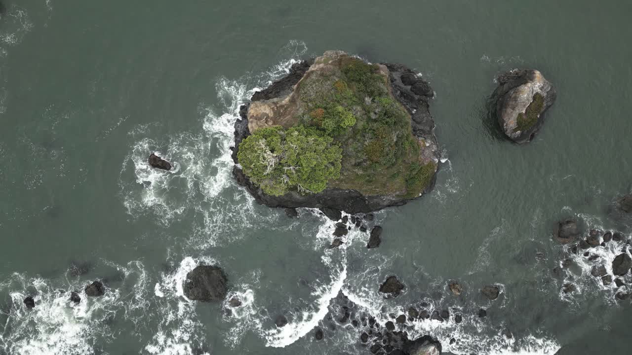 vista aérea de las olas que se estrellan contra las rocas en trinidad, california, ee.uu.