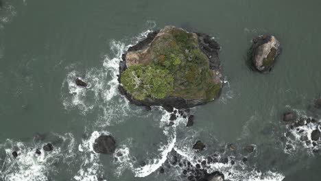 Vista-Aérea-De-Las-Olas-Rompiendo-En-Las-Rocas-Costeras-En-Trinidad,-California,-EE.UU.