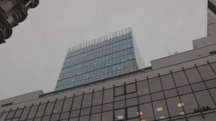 Vista dal basso di un moderno grattacielo di vetro vicino alla stazione di Liverpool Street, Londra, Regno Unito