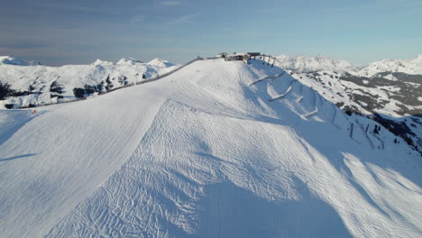 Paisaje-De-Montaña-Invernal---Estación-De-Esquí-En-Saalbach-hinterglemm,-Austria---Toma-Aérea