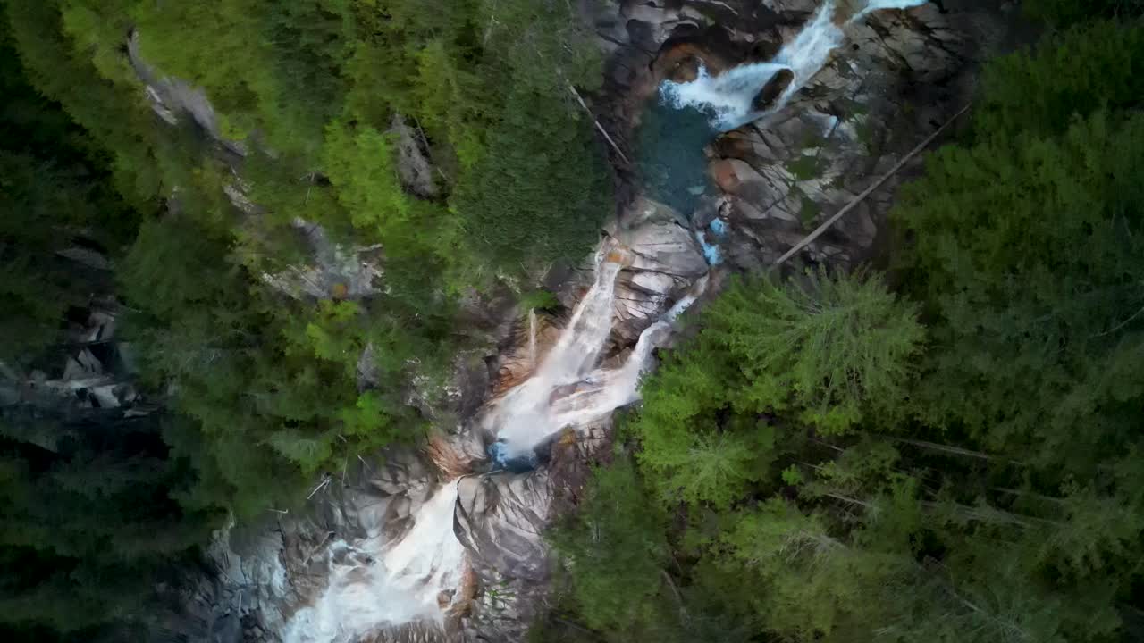 el giro aéreo de arriba hacia abajo de la cascada de shannon falls al anochecer, squamish, bc, canadá