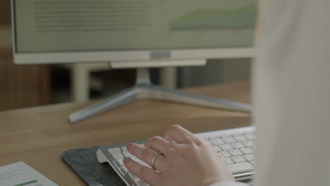 mujer trabajando en la computadora