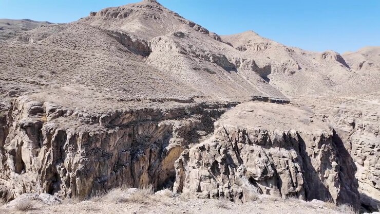 Paesaggio di un canyon desertico arido in Turkmenistan, ripresa panoramica grandangolare in una giornata di sole