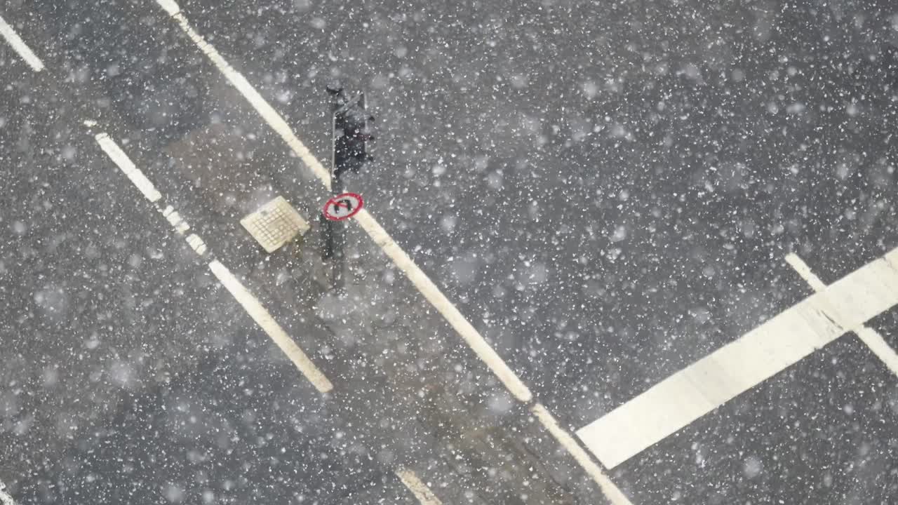 눈 인 보행자 교차로