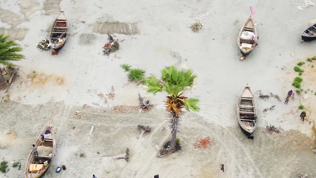 Canoe che vengono varate direttamente dalla riva fiancheggiano la spiaggia di Kaukata Sea in Bangladesh.