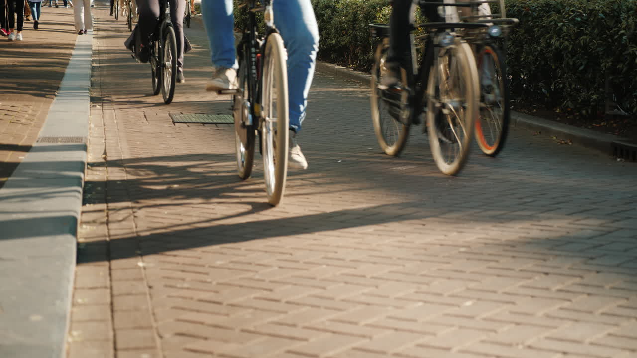 암스테르담의 좁은 거리에 있는 자전거 바퀴