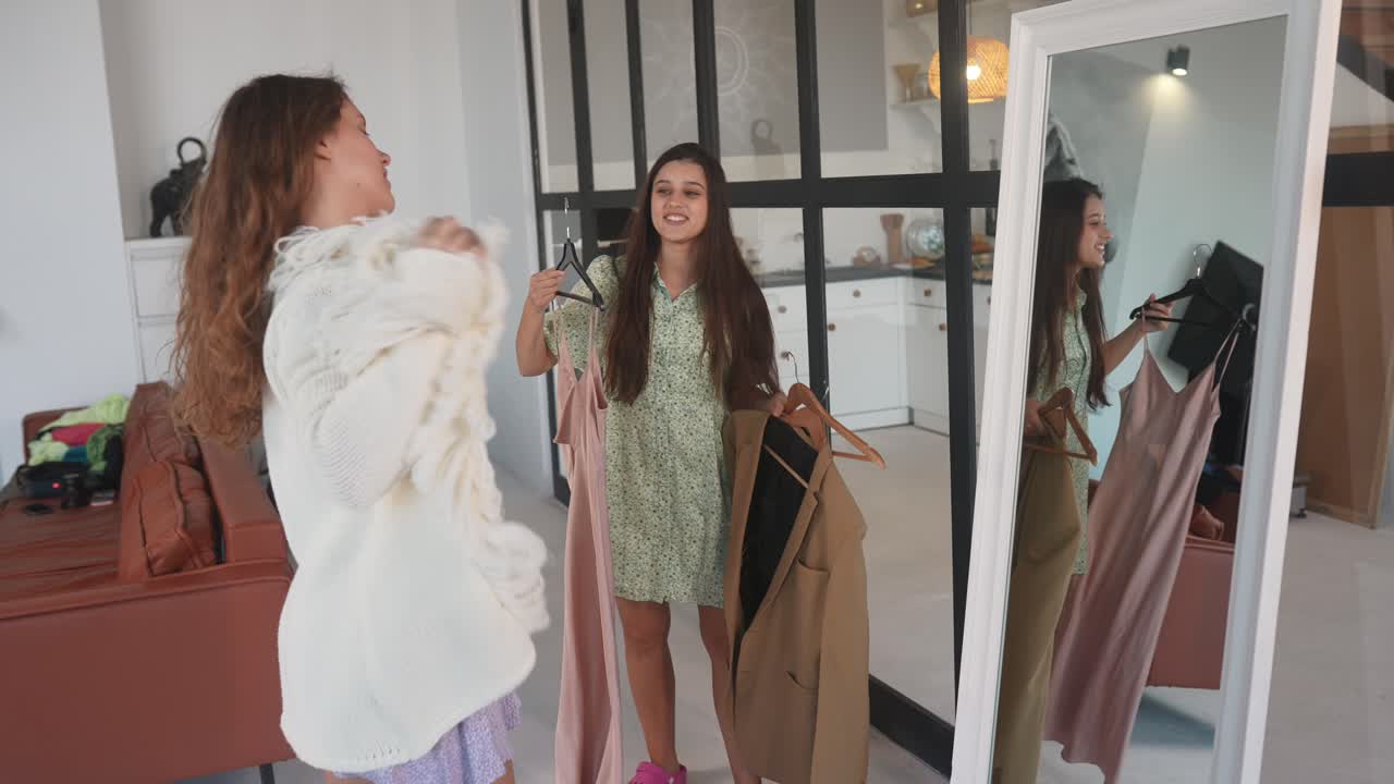 amigos probando ropa en casa