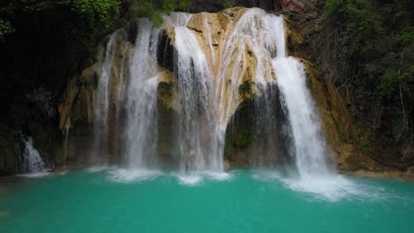 increíble cascada en la selva tropical, revelación aérea de 4k