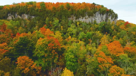 Picturesque-aerial-view-over-colorful,-vibrant-autumn-leaves