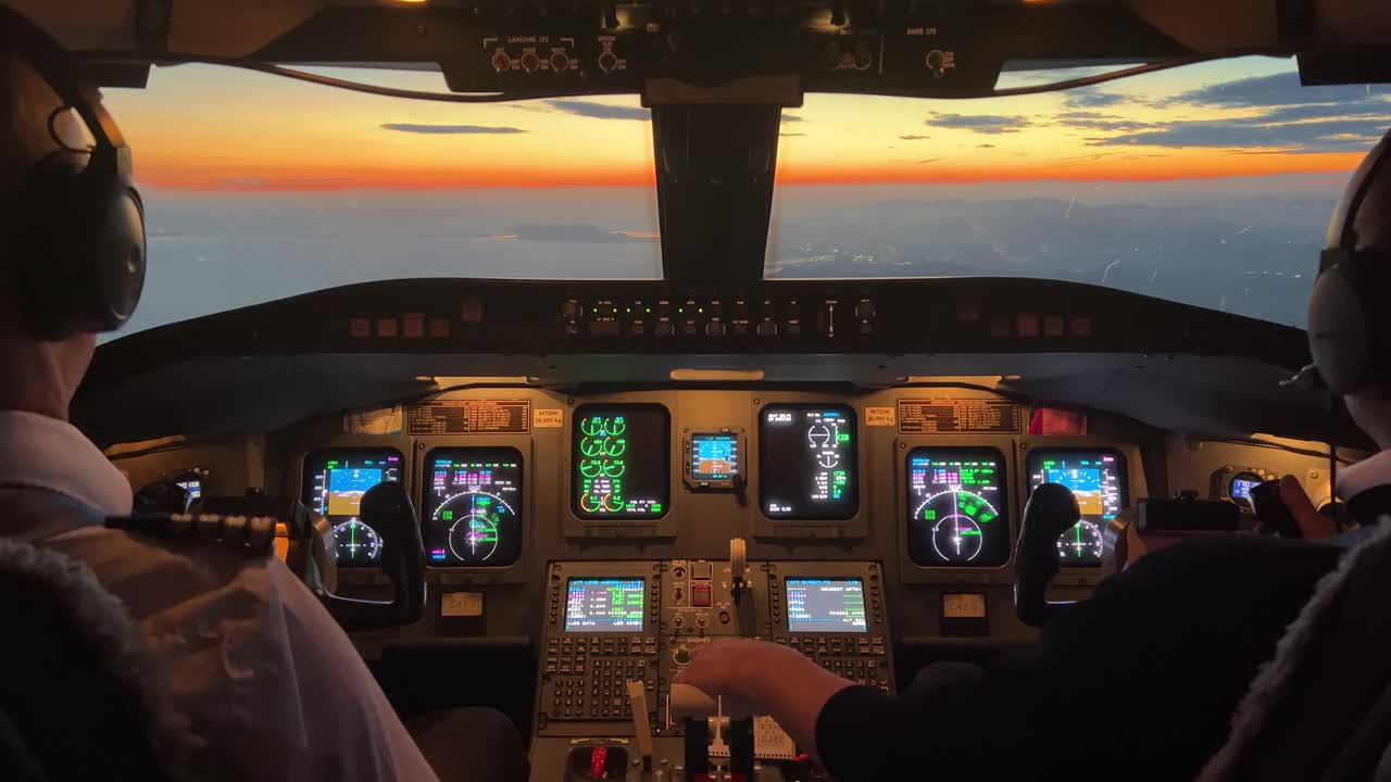 vista de cabina de avión, jet de tamaño mediano durante un acercamiento real al aeropuerto de ibiza, españa, al atardecer