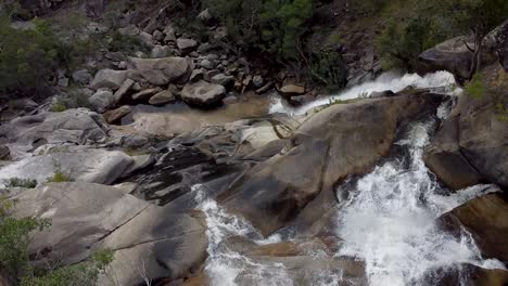 La-Impresionante-Vista-Desde-Lo-Alto-De-Las-Cataratas-Davies-Creek-En-Australia---Inclínate-Hacia-Arriba