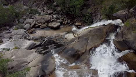 a vista deslumbrante do topo das cachoeiras de davies creek na austrália - inclinar para cima