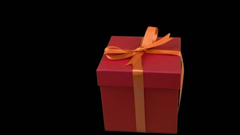 rote geschenkkiste mit gelbem goldband, bogenstrecke nach rechts am transparenten hintergrund. alpha-kanal, chromakey, transparenter hintergrund. leerraum für text. pan.