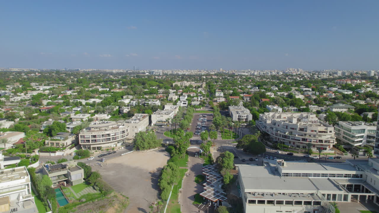 la entrada a la playa de hasharon en herzliya, israel - está cerca del barrio más caro de la ciudad