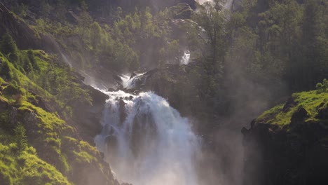 la cascada de latefoss es una poderosa cascada gemela.