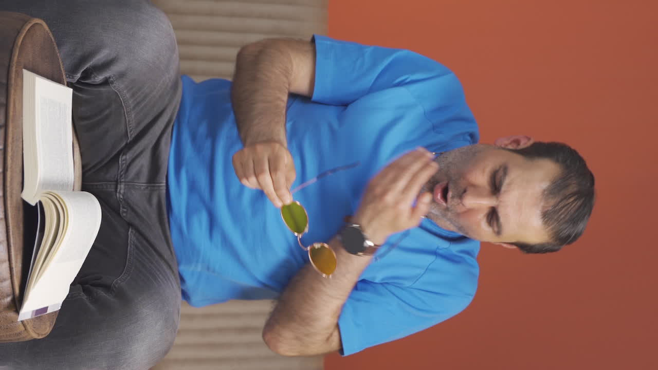 video vertical de un hombre frío y tembloroso.