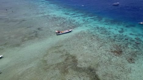 Kristallklares-Wasser,-Bootsfahrt-Ins-Paradies,-Dramatische-Luftaufnahme,-Drohnenflug,-Draufsicht-Auf-Gili-T-Beach,-Bali,-Indonesien-Im-Sonnigen-Sommer-2017,-Filmaufnahme-Von-Oben,-Reiseführer-Von-Philipp-Marnitz