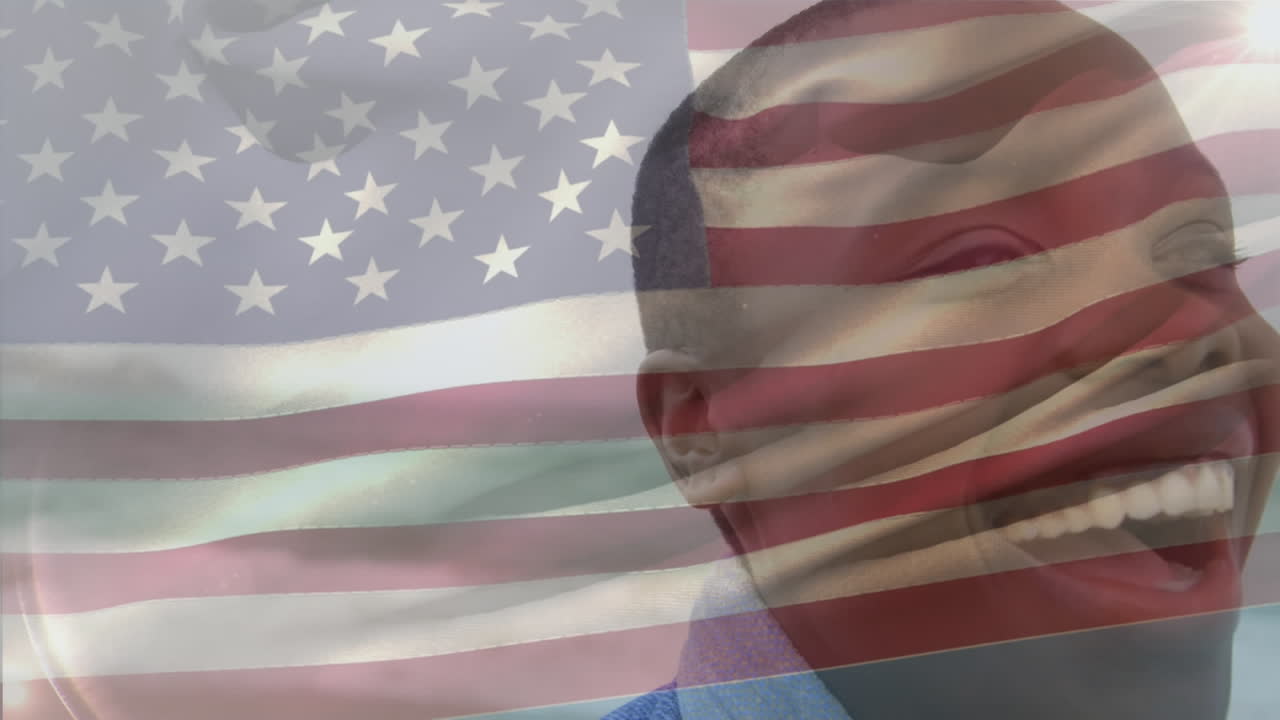 미소 짓는 아프리카계 미국인 여성의 클로즈업 위에 흔들리는 미국 발의 애니메이션