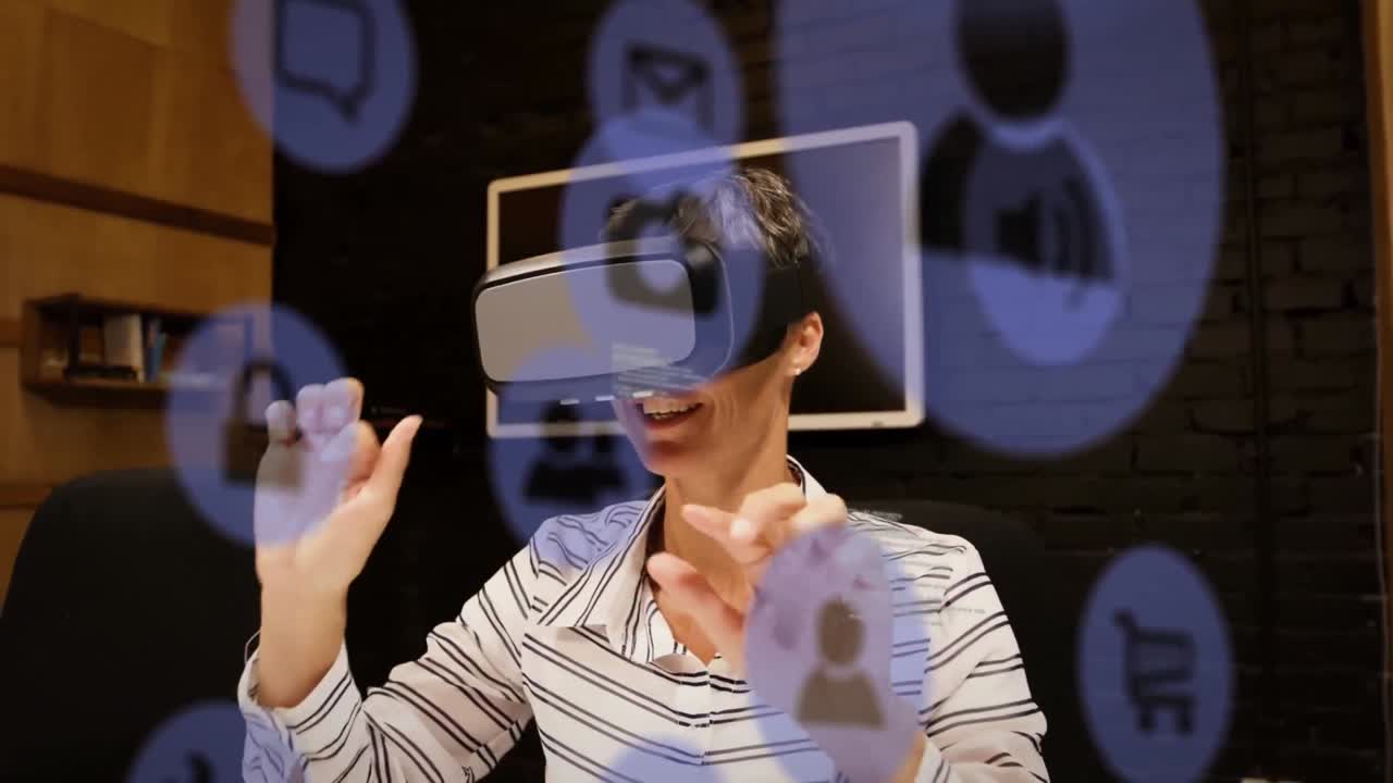 iconos digitales azules y procesamiento de datos contra mujer caucásica con auriculares vr en la oficina