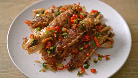 camarones mantis salteados o cangrejos de río con chile y sal - estilo mariscos
