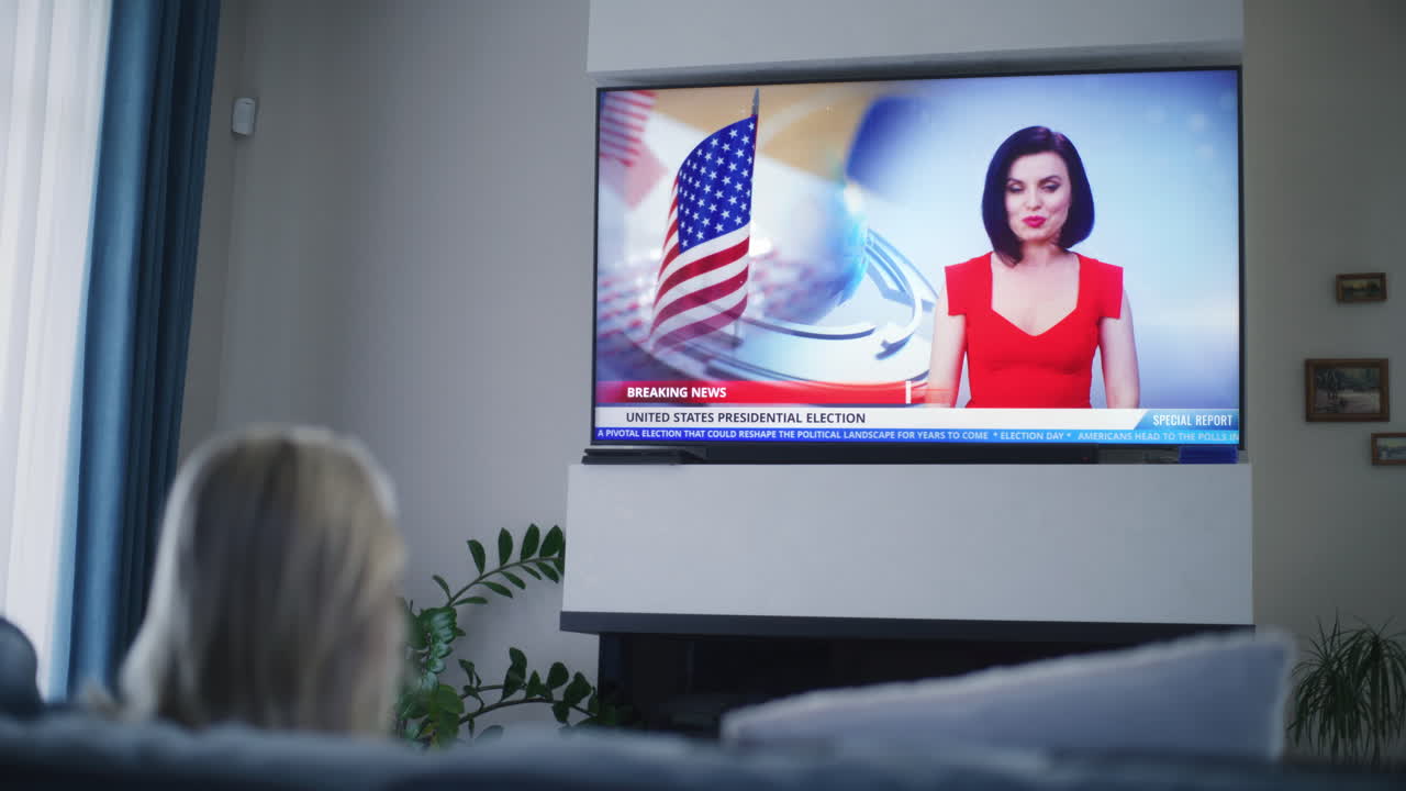 tv 에서 대통령 선거 에 관한 뉴스 를 보는 여자
