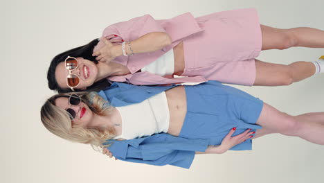 dos mujeres con trajes a juego